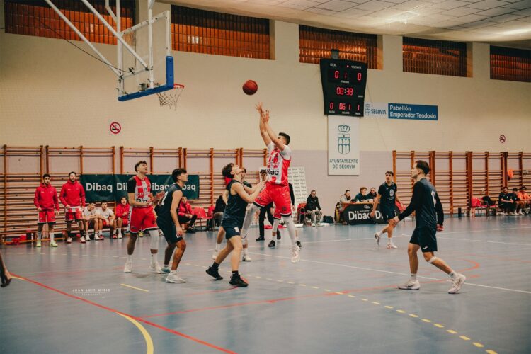 El Dibaq CD Base busca su primer triunfo ante el Eldana 1 Un jugador del CD Base busca la canasta durante un encuentro de la pasada temporada./JUAN LUIIS MISIS