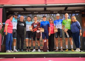 Raúl Rodríguez y Fran Herrero posan en el podio durante la cita./ACCION TR3S