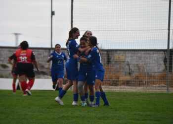 Las jugadoras del Cuéllar celebran un gol ante Arévalo./DARÍO CACHORRO