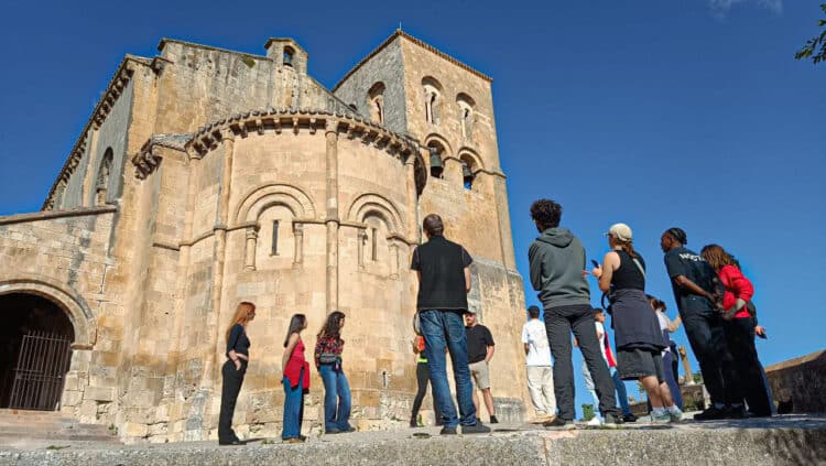 Veinte jóvenes europeos participan en un intercambio artístico en Sepúlveda 1 Los participantes en el intercambio visitaron el patrimonio artístico de la villa de Sepúlveda./ E. A.