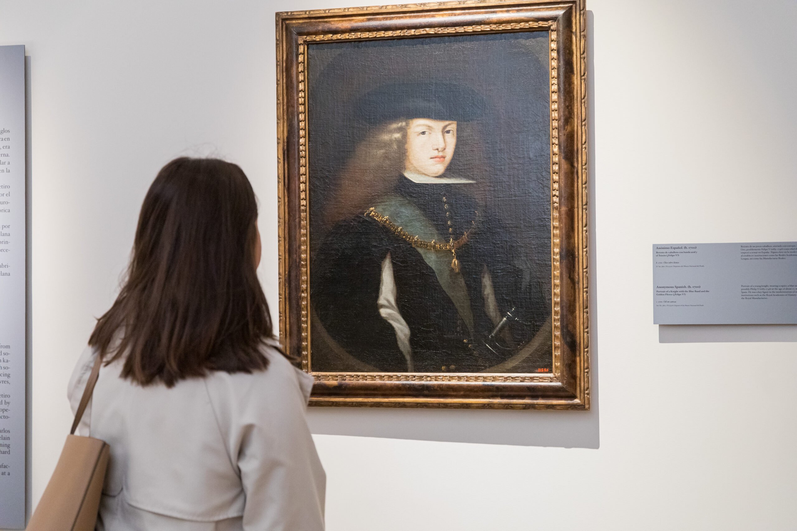 El arte del Museo del Prado se instala en la Real Fábrica de Cristales de La Granja 3 Las paredes de la sala exponen un retrato de Felipe V / NACHO VALVERDE - ICAL