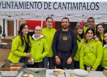 La Comisión de Festejos con el cocinero Miguel Ángel Pérez / LOURDES MATARRANZ