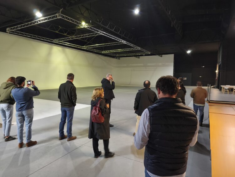 La Diputación muestra el potencial audiovisual de la provincia a profesionales internacionales del sector 1 Visita al estudio de grabación de Los Ángeles de San Rafael / DIPUTACIÓN