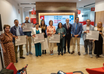 Los premiados, con la representante de la vencedora Bioline en el centro, junto a autoridades y responsables del Banco Santander y el diario El Adelantado. / Héctor Criado