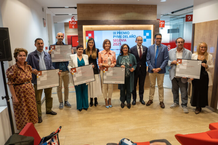 Los premiados, con la representante de la vencedora Bioline en el centro, junto a autoridades y responsables del Banco Santander y el diario El Adelantado. / Héctor Criado