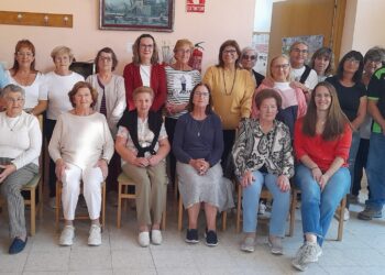 Grupo de las aulas sociales junto a su profesora / LOURDES MATARRANNZ