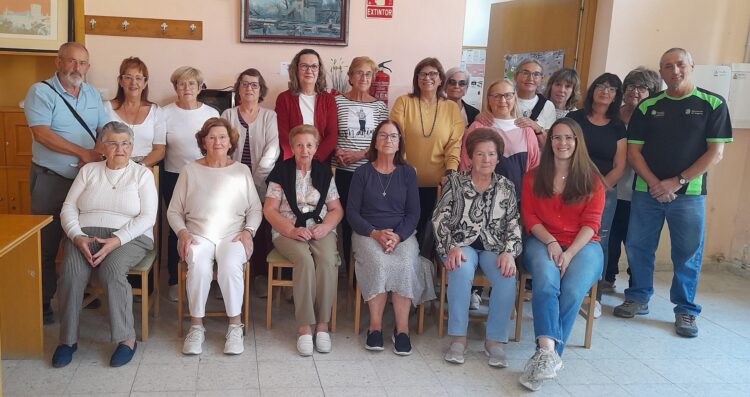 Comienzan los talleres de las Aulas Sociales de la Diputación en Cantimpalos 1 Grupo de las aulas sociales junto a su profesora / LOURDES MATARRANNZ