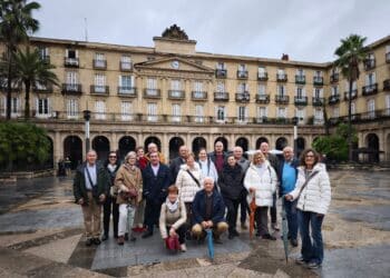 Grupo de participantes en la plaza Nueva de Bilbao / JUAN CRUZ SERRANO