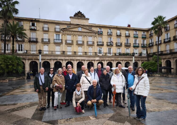 La Fundación Caja Cega y Cajaviva de Fuentepelayo descubren la infancia de Blas de Otero 1 Grupo de participantes en la plaza Nueva de Bilbao / JUAN CRUZ SERRANO