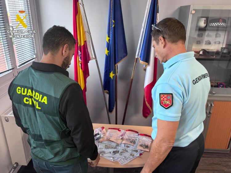 La Guardia Civil recupera en Francia joyas robadas en viviendas de El Espinar 1 La Guardia Civil concluye la operación ‘ALCOS’ con la recuperación de joyas en Francia / GUARDIA CIVIL