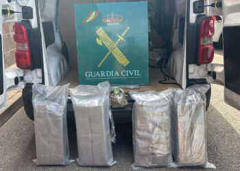 Fueron intervenidos un total de 41 kilogramos de hachís repartido entre las cuatro bolsas, así como una notoria cantidad de dinero en efectivo. / GUARDIA CIVIL