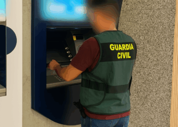 Los arrestados realizaron dos retiradas de efectivo no autorizadas en cajeros de Madrid / GUARDIA CIVIL