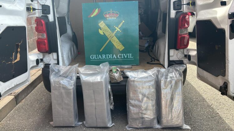 La Guardia Civil detiene a un varón que transportaba 41 kilos de hachís en una furgoneta 1 Fueron intervenidos un total de 41 kilogramos de hachís repartido entre las cuatro bolsas, así como una notoria cantidad de dinero en efectivo. / GUARDIA CIVIL