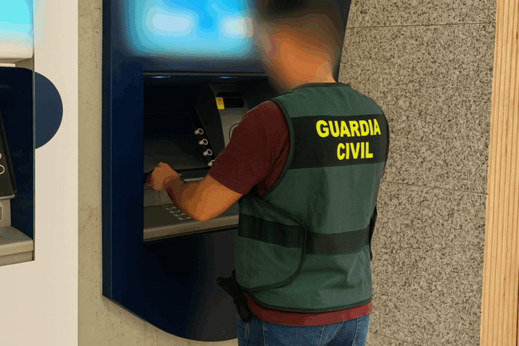 Los arrestados realizaron dos retiradas de efectivo no autorizadas en cajeros de Madrid / GUARDIA CIVIL