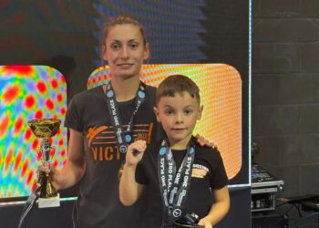 Marta González y Enzo Giménez posan con las medallas./CLUB VICTORIA
