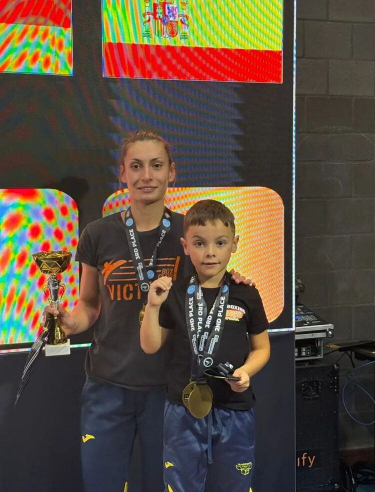 El club Victoria cosecha medallas en la Flandes Cup y en la Star League Nacional 1 Marta González y Enzo Giménez posan con las medallas./CLUB VICTORIA