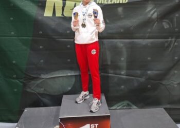 Marta González posa con el doble oro en el Celtic Open de Dublín./CLUB VICTORIA