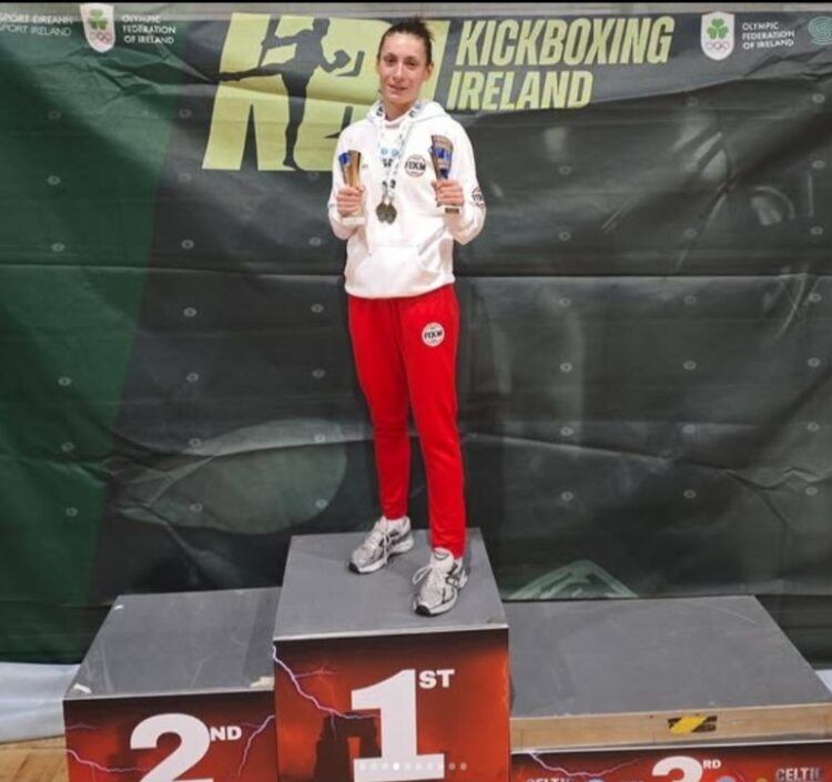 Marta González posa con el doble oro en el Celtic Open de Dublín./CLUB VICTORIA