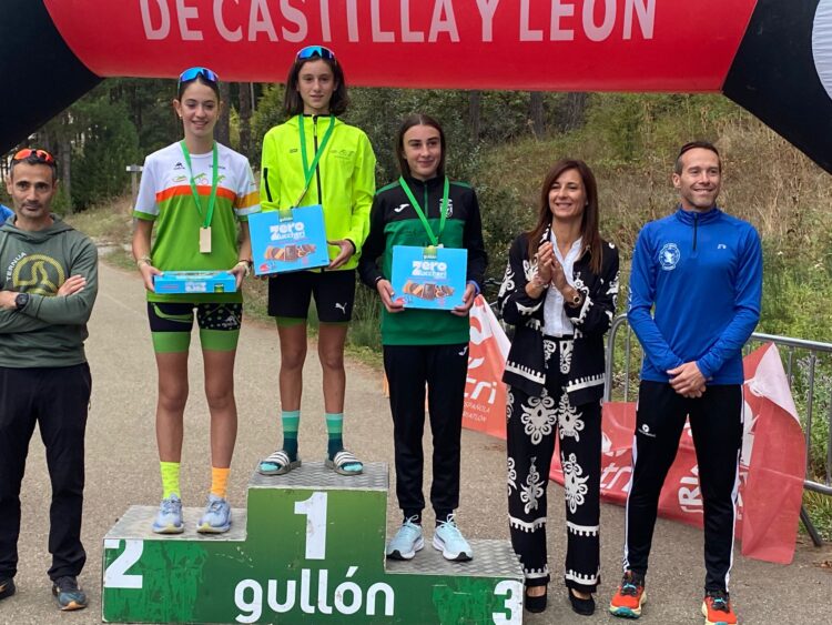 El Triatlón Lacerta destaca en el Duatlón Cros de Menores de Aguilar de Campoo 1 La comitiva del club segoviano posa en el podio en Palencia./T. LACERTA