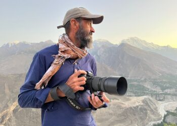 Luis Miguel Soriano posa junto a su cámara / AYTO. DE ORTIGOSA DEL MONTE