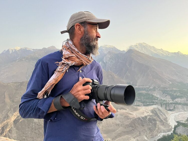 Luis Miguel Soriano posa junto a su cámara / AYTO. DE ORTIGOSA DEL MONTE