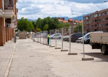 A la izquierda, despacho de loterías de la plaza Fernando de Rojas. / HÉCTOR CRIADO