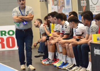 Álvaro Senovilla durante un instante del duelo entre BM Nava y Puente Genil./AMADOR MARUGÁN