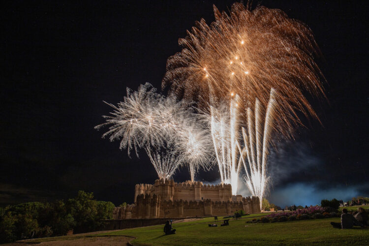 Foto de archivo. Fuegos artificiales en el Castillo de Coca / NEREA LLORENTE