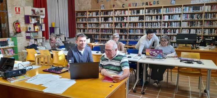 La biblioteca de Cantimpalos acoge cursos de tratamiento de la información y competencia digital 1 Taller de informática en la biblioteca municipal / LOURDES MATARRANZ