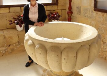 Esperanza Gilarranz, al lado de la pila bautismal de la iglesia de Santiago Apóstol.