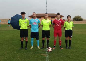 Los capitanes y equipo arbitral antes del encuentro entre Carbonero y Cuéllar/ CD CUÉLLAR