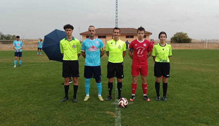 Carbonero y Cantimpalos lideran la Provincial 1 Los capitanes y equipo arbitral antes del encuentro entre Carbonero y Cuéllar/ CD CUÉLLAR