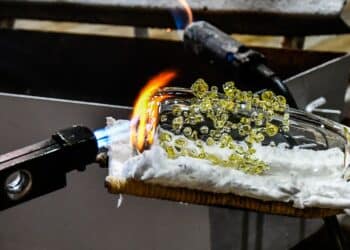 La Real Fábrica de Cristales de La Granja acoge la exposición 'Connected. Unidos por manos y corazones' / REAL FRÁBRICA DE CRISTALES DE LA GRANJA