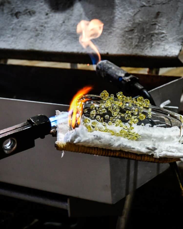 La Real Fábrica de Cristales de La Granja acoge la exposición 'Connected. Unidos por manos y corazones' / REAL FRÁBRICA DE CRISTALES DE LA GRANJA