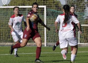 Un instante del duelo entre Segoviana y Navega./J.MARTÍN-G. SEGOVIANA