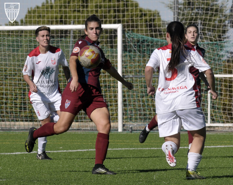 Derrota del equipo femenino de la Segoviana ante el Navega 1 Un instante del duelo entre Segoviana y Navega./J.MARTÍN-G. SEGOVIANA