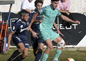 René Pérez protege la pelota ante la presión de varios rivales. /J.MARTÍN-G. SEGOVIANA