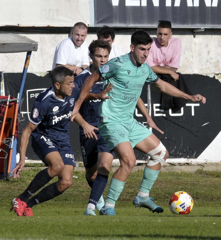 Un punto y la miel en los labios para la Segoviana en Miramar 1 René Pérez protege la pelota ante la presión de varios rivales. /J.MARTÍN-G. SEGOVIANA