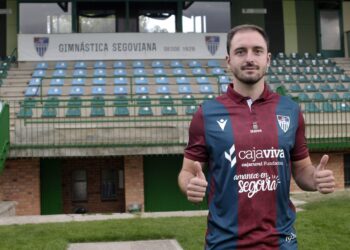 Josín posa con la camiseta de la Segoviana en La Albuera./J. MARTÍN-G. SEGOVIANA
