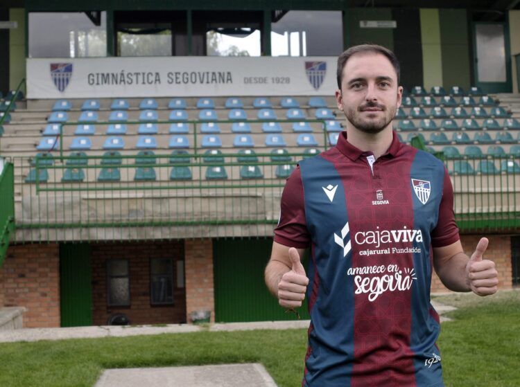 La Segoviana refuerza su defensa con la incorporación de Josín 1 Josín posa con la camiseta de la Segoviana en La Albuera./J. MARTÍN-G. SEGOVIANA