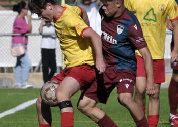 Un instante del duelo entre Segoviana y La Amistad./J.MARTÍN-G.SEGOVIANA