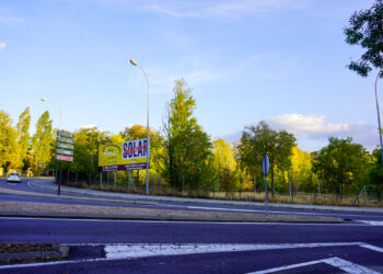 Imagen del terreno que albergará el supermercado de AhorraMás, en el denominado ‘espigón’ en la calle Juan Carlos I, cerca del centro sanitario bajando hacia la rotonda. / Héctor Criado