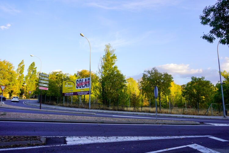 ‘AhorraMás’ invertirá casi 9 millones de euros para un supermercado en Segovia 1 Imagen del terreno que albergará el supermercado de AhorraMás, en el denominado ‘espigón’ en la calle Juan Carlos I, cerca del centro sanitario bajando hacia la rotonda. / Héctor Criado
