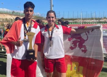 Celia Hildalgo y Carlos Mauricio posan con las medallas./IMD