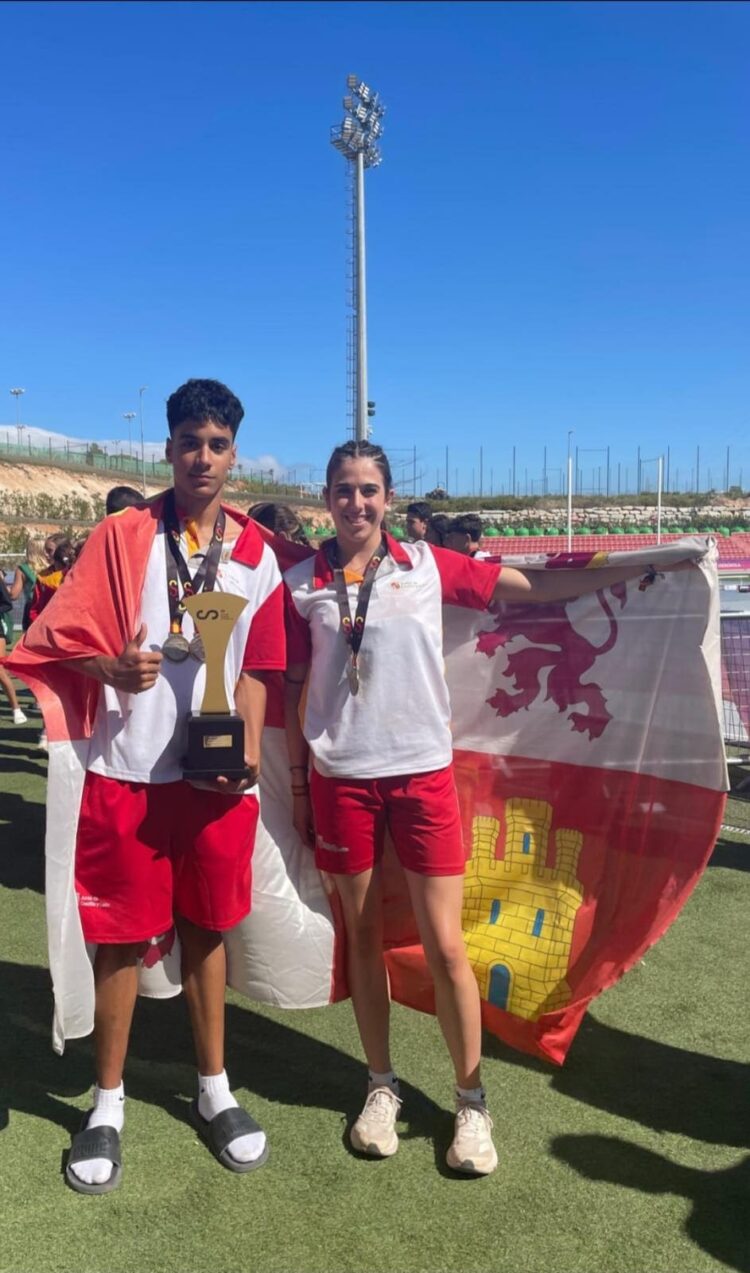 Celia Hildalgo y Carlos Mauricio posan con las medallas./IMD