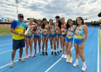 La delegación del club segoviano posa con las medallas./SPORTING SEGOVIA