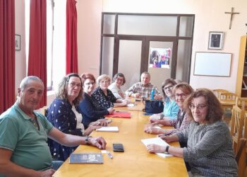 Taller de móviles en la sala polivalente de la biblioteca / LOURDES MATARRANZ