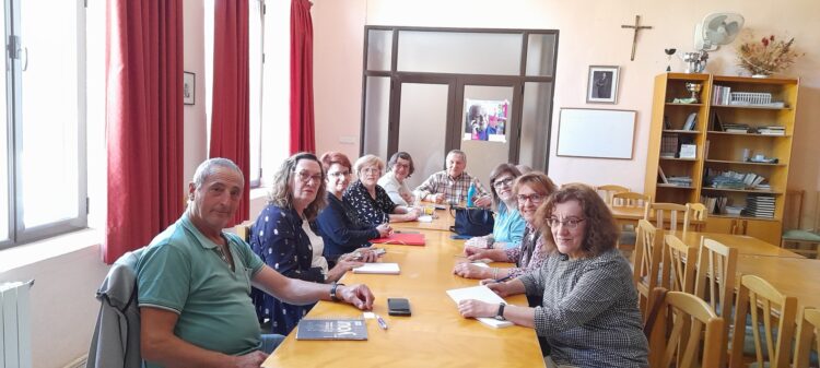 Taller de móviles en la sala polivalente de la biblioteca / LOURDES MATARRANZ