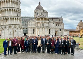 Imagen de los ponentes bajo la torre de Pisa. /DIÓCESIS DE SEGOVIA