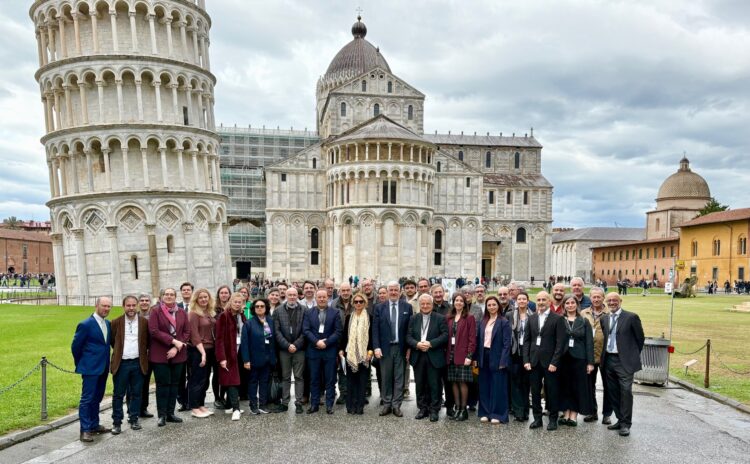 Imagen de los ponentes bajo la torre de Pisa. /DIÓCESIS DE SEGOVIA